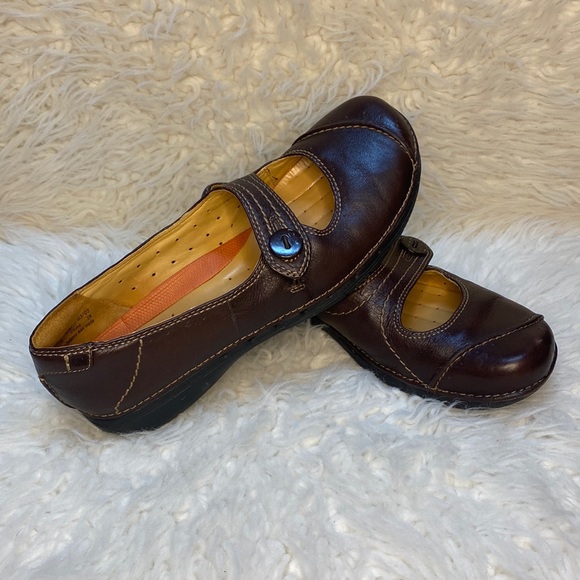 Clarks Shoes - Brown Leather Structured Clarks